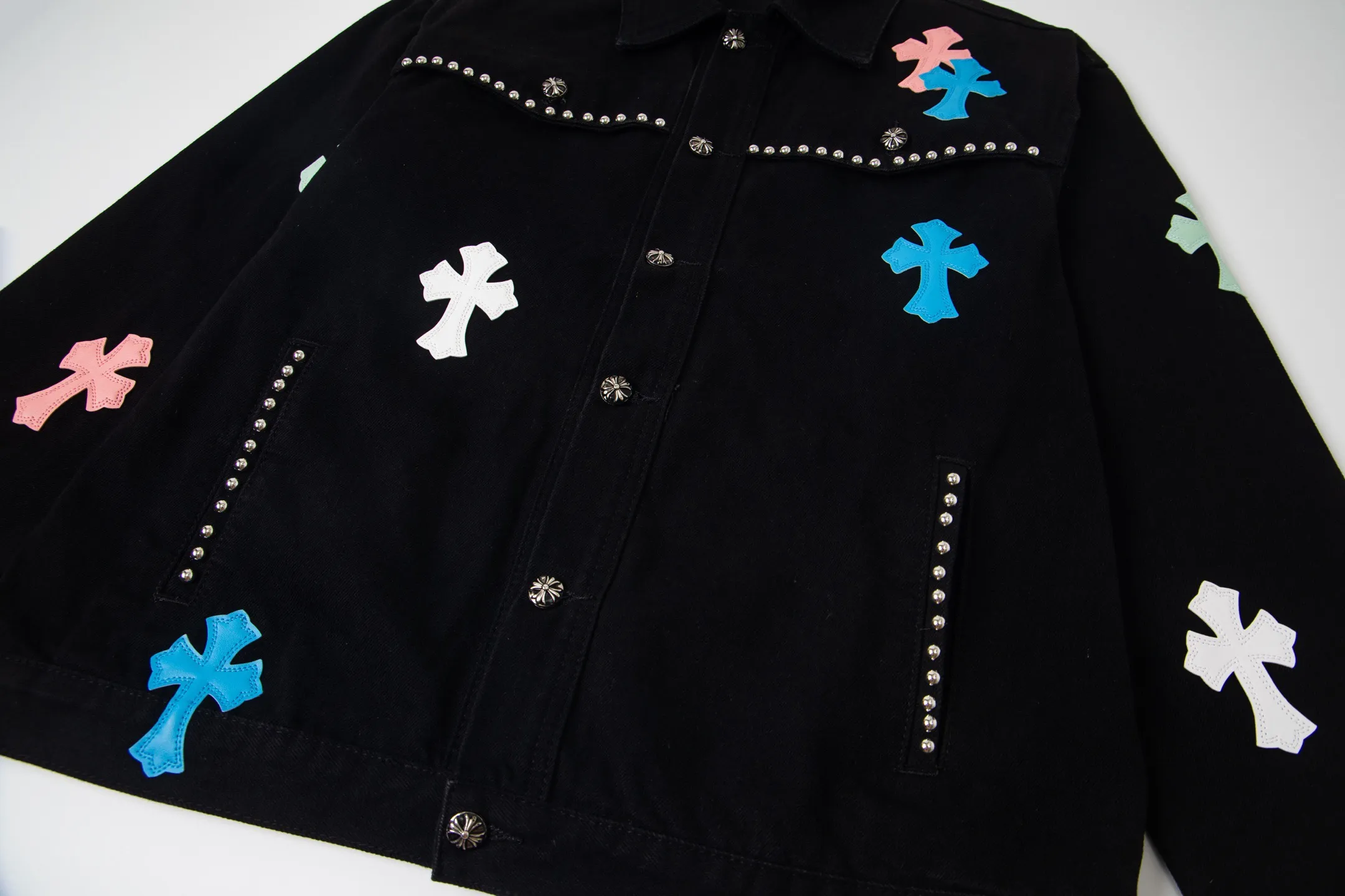 P280 Chrome Hearts Chrome Hearts heavy-duty denim jacket with rivets and multiple farts. The same model as the Internet celebrity star. The cross-printed denim jacket has a unique cross design element and is full of design. It is made of 100% denim cotton fabric with heavy coarse yarn count, which ensures a stiff and tough silhouette while being soft, comfortable and breathable. The lapel is designed with silver buttons and is full of texture. The classic white cross logo is all over the dress, making it a perfect versatile style for spring and summer! The original loose version is made of high-quality pure cotton fabrics. The fabric pattern is high-definition and delicate without burrs. It is comfortable and breathable to wear. All the buttons are molded and customized. It is casual and fashionable and can be matched with any bottoms. It can be windproof and sunproof in spring and summer. It can be worn outside in autumn and winter! Easily concave shape makes you look slimmer and taller, perfect for both men and women! Style number: 1764# Color: Black Size: S M L XL